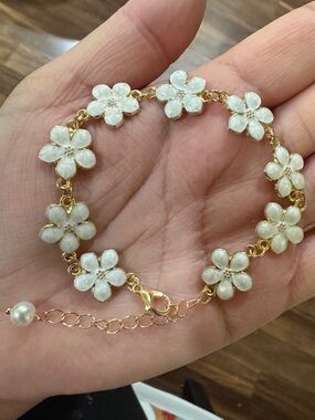 Gold White Floral Link Bracelet - Elegant Women’s Jewelry
